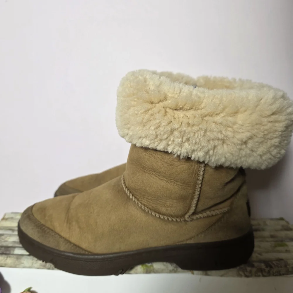 UGG Ultimate Short 5275 Chestnut Sheepskin Boots Women’s Size 9 Classic Cozy